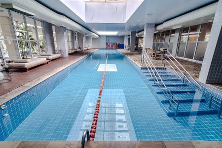 Apartamento para alugar com 242m², 3 quartos e 3 vagas Apartamento para alugar com 242m², 3 quartos e 3 vagasÁrea comum - Piscina