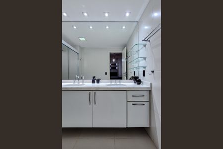 Apartamento para alugar com 242m², 3 quartos e 3 vagas Apartamento para alugar com 242m², 3 quartos e 3 vagasBanheiro da Suíte 1