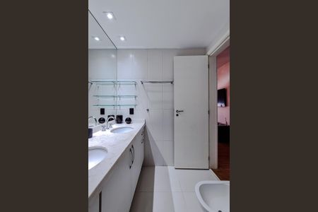 Apartamento para alugar com 242m², 3 quartos e 3 vagas Apartamento para alugar com 242m², 3 quartos e 3 vagasBanheiro da Suíte 1