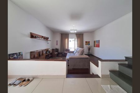 Casa para alugar com 172m², 4 quartos e 2 vagasSala