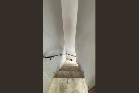 Casa à venda com 250m², 3 quartos e 6 vagas Casa à venda com 250m², 3 quartos e 6 vagasEscada