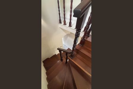 Casa à venda com 250m², 3 quartos e 6 vagas Casa à venda com 250m², 3 quartos e 6 vagasEscada