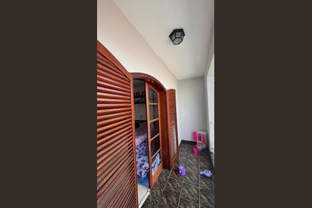 Casa à venda com 250m², 3 quartos e 6 vagas Casa à venda com 250m², 3 quartos e 6 vagasQuarto 2 Varanda