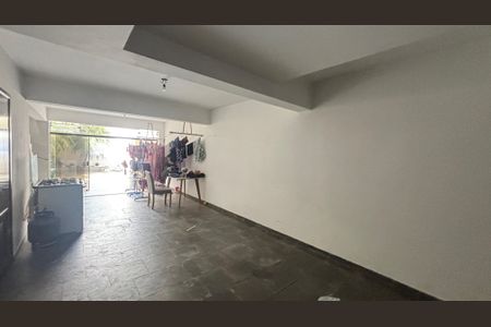 Casa à venda com 250m², 3 quartos e 6 vagas Casa à venda com 250m², 3 quartos e 6 vagasGaragem - Quintal