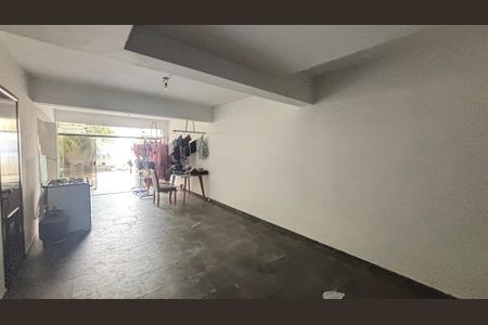 Casa à venda com 250m², 3 quartos e 6 vagas Casa à venda com 250m², 3 quartos e 6 vagasGaragem - Quintal