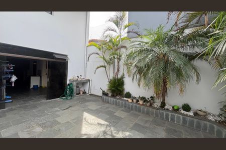 Casa à venda com 250m², 3 quartos e 6 vagas Casa à venda com 250m², 3 quartos e 6 vagasQuintal