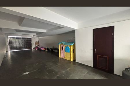 Casa à venda com 250m², 3 quartos e 6 vagas Casa à venda com 250m², 3 quartos e 6 vagasGaragem - Quintal