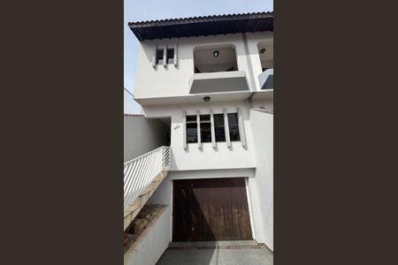 Casa à venda com 250m², 3 quartos e 6 vagas Casa à venda com 250m², 3 quartos e 6 vagasEntrada