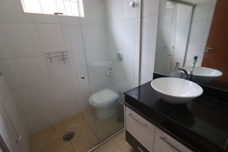 Casa para alugar com 168m², 3 quartos e 2 vagasBanheiro social