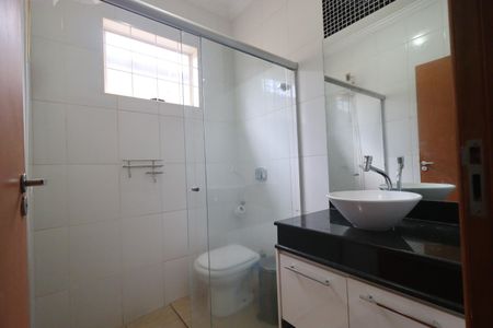 Casa para alugar com 168m², 3 quartos e 2 vagasBanheiro social