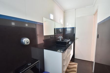 Casa à venda com 209m², 3 quartos e 3 vagasBanheiro da suíte