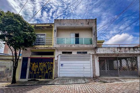 Casa à venda com 200m², 3 quartos e 2 vagas Casa à venda com 200m², 3 quartos e 2 vagasFachada