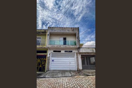 Casa à venda com 200m², 3 quartos e 2 vagas Casa à venda com 200m², 3 quartos e 2 vagasFachada