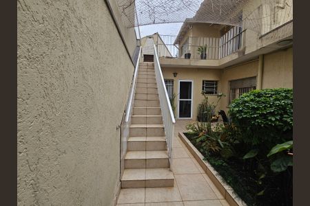 Casa à venda com 238m², 3 quartos e 2 vagas Casa à venda com 238m², 3 quartos e 2 vagasEscada