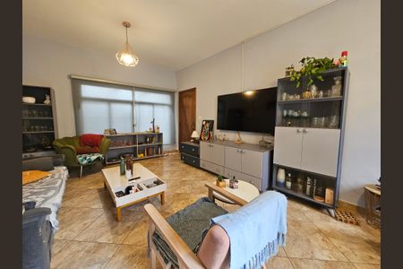 Casa à venda com 238m², 3 quartos e 2 vagas Casa à venda com 238m², 3 quartos e 2 vagasSala