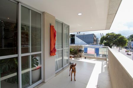 Apartamento à venda com 120m², 3 quartos e 2 vagas Apartamento à venda com 120m², 3 quartos e 2 vagasVaranda