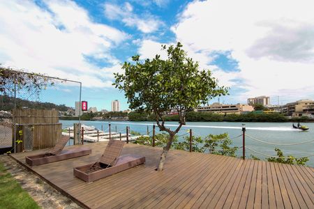 Apartamento à venda com 120m², 3 quartos e 2 vagas Apartamento à venda com 120m², 3 quartos e 2 vagasÁrea comum - Deck com vista da lagoa