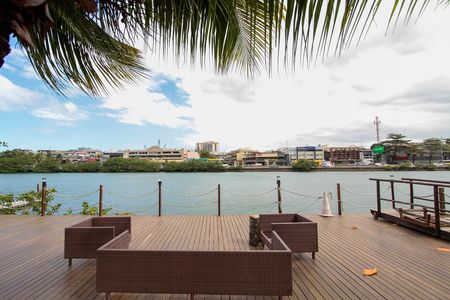 Apartamento à venda com 120m², 3 quartos e 2 vagas Apartamento à venda com 120m², 3 quartos e 2 vagasÁrea comum - Deck com vista da lagoa