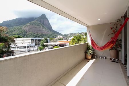 Apartamento à venda com 120m², 3 quartos e 2 vagas Apartamento à venda com 120m², 3 quartos e 2 vagasVaranda