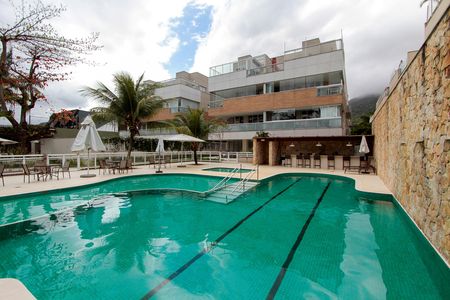 Apartamento à venda com 120m², 3 quartos e 2 vagas Apartamento à venda com 120m², 3 quartos e 2 vagasÁrea comum - Piscina