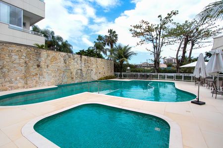 Apartamento à venda com 120m², 3 quartos e 2 vagas Apartamento à venda com 120m², 3 quartos e 2 vagasÁrea comum - Piscina
