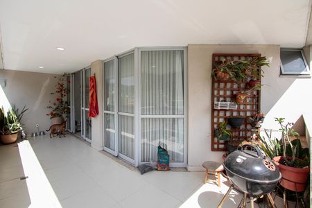 Apartamento à venda com 120m², 3 quartos e 2 vagas Apartamento à venda com 120m², 3 quartos e 2 vagasVaranda