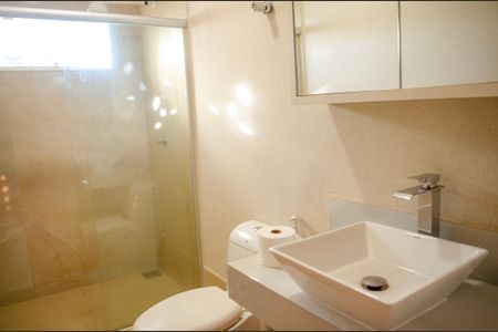 Banheiro da Suíte de casa de condomínio para alugar com 3 quartos, 200m² em Jardim Novo Mundo, Goiânia