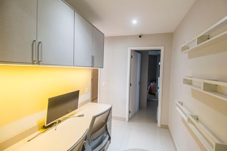 Apartamento para alugar com 196m², 3 quartos e 3 vagas Apartamento para alugar com 196m², 3 quartos e 3 vagasEscritório