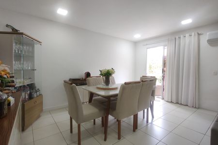 Casa de condomínio à venda com 165m², 5 quartos e 2 vagasSala