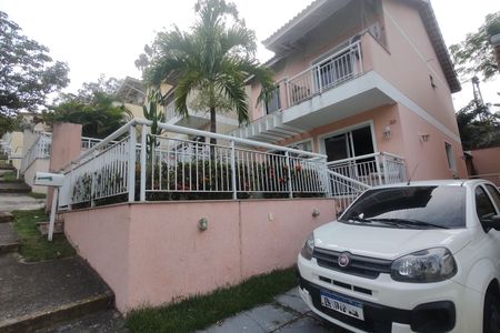 Casa de condomínio à venda com 165m², 5 quartos e 2 vagasFachada