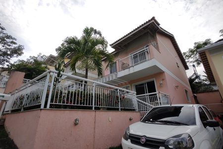 Casa de condomínio à venda com 165m², 5 quartos e 2 vagasFachada