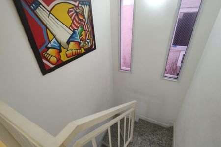 Casa de condomínio à venda com 165m², 5 quartos e 2 vagasEscada