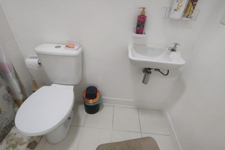 Casa de condomínio à venda com 165m², 5 quartos e 2 vagasBanheiro de Serviço