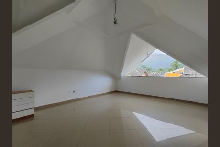 Casa de condomínio à venda com 250m², 3 quartos e 3 vagasSótão