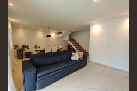 Casa de condomínio à venda com 250m², 3 quartos e 3 vagasSala