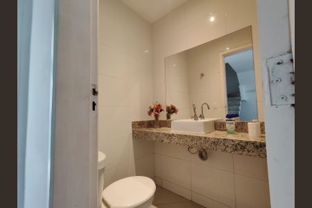 Casa de condomínio à venda com 250m², 3 quartos e 3 vagasLavabo