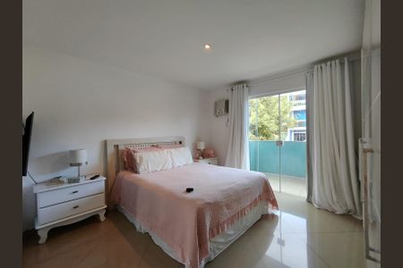 Casa de condomínio à venda com 250m², 3 quartos e 3 vagasSuíte 1