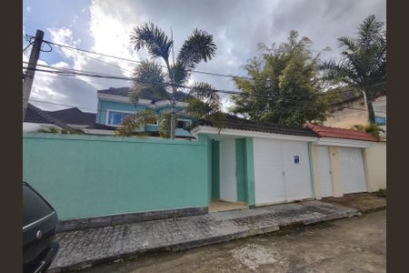 Casa de condomínio à venda com 250m², 3 quartos e 3 vagasFachada