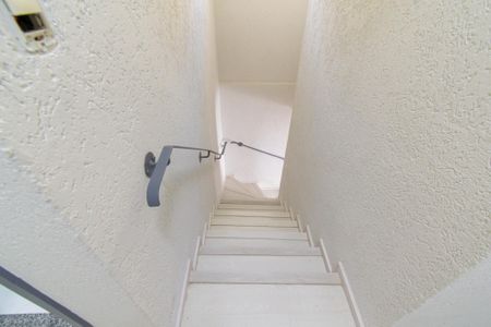 Casa à venda com 168m², 3 quartos e 2 vagas Casa à venda com 168m², 3 quartos e 2 vagasEscada