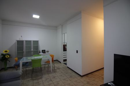 Casa de condomínio à venda com 120m², 3 quartos e 2 vagasSala