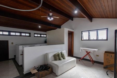 Casa à venda com 289m², 3 quartos e 5 vagas Casa à venda com 289m², 3 quartos e 5 vagasSotão