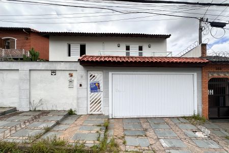 Casa para alugar com 317m², 4 quartos e 4 vagasFachada