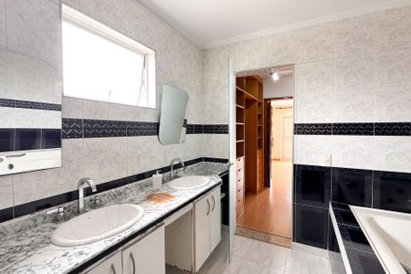 Casa para alugar com 317m², 4 quartos e 4 vagasBanheiro da Suíte 1