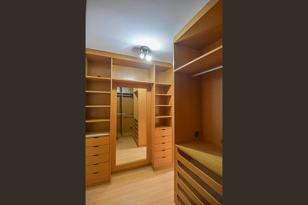 Casa para alugar com 317m², 4 quartos e 4 vagas Casa para alugar com 317m², 4 quartos e 4 vagasCloset da suíte