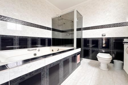 Casa para alugar com 317m², 4 quartos e 4 vagasBanheiro da Suíte 1