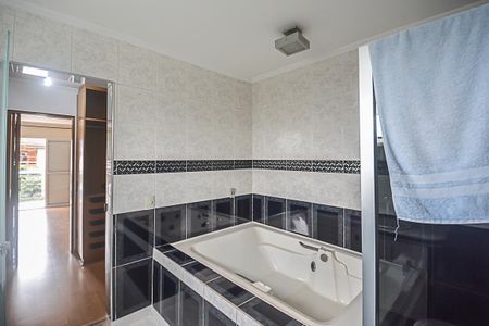 Casa para alugar com 317m², 4 quartos e 4 vagas Casa para alugar com 317m², 4 quartos e 4 vagasBanheiro da Suíte