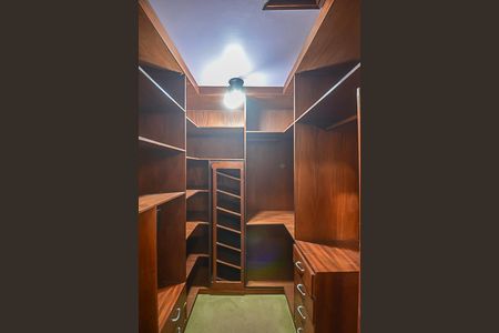 Casa para alugar com 317m², 4 quartos e 4 vagas Casa para alugar com 317m², 4 quartos e 4 vagasCloset da suíte 2