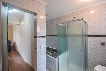 Casa para alugar com 317m², 4 quartos e 4 vagas Casa para alugar com 317m², 4 quartos e 4 vagasBanheiro da Suíte 2