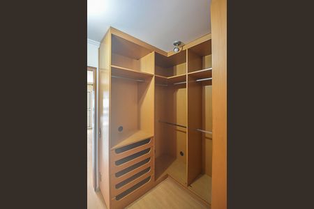 Casa para alugar com 317m², 4 quartos e 4 vagas Casa para alugar com 317m², 4 quartos e 4 vagasCloset da suíte