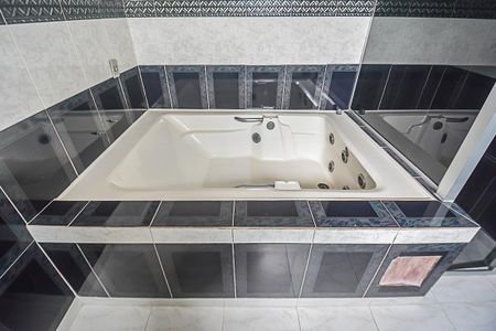 Casa para alugar com 317m², 4 quartos e 4 vagas Casa para alugar com 317m², 4 quartos e 4 vagasBanheiro da Suíte